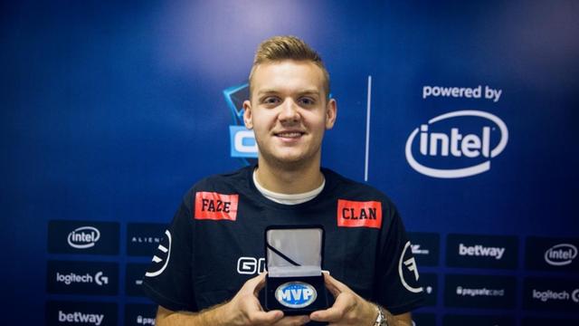 德玛西亚杯淘汰赛第一天前五名： Shanks 奥术风暴降临峡谷